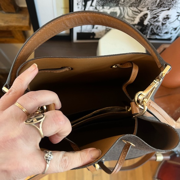 MICHEAL KORS Mercer Small Logo Bucket Bag - Picture 2 of 5